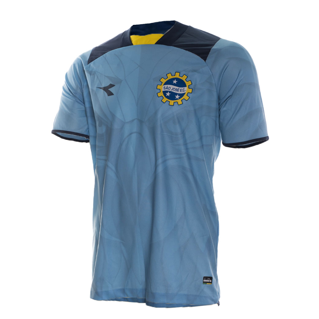 Imagem da camiseta Diadora azul claro destacando a tabela de tamanhos e detalhes do produto